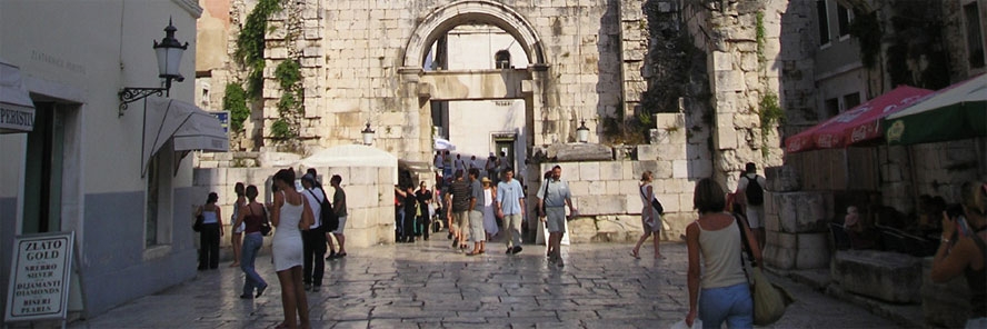 Zeleni: Pločnici u jezgri su izlizani i opasni za starije građane; Nikšić: Ne postoji plan sanacije