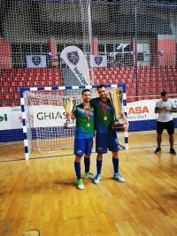 Pehar prvaka Hrvatske u rukama Omišana i našeg Stipe Perišića