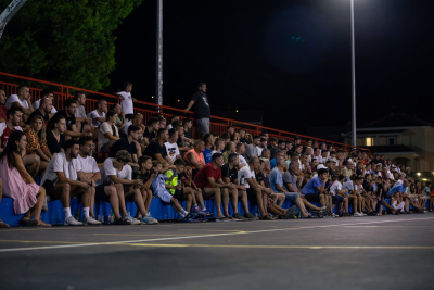 Polufinalna večer u Podstrani: Lokalni derbi, veliki favoriti i finale branitelja